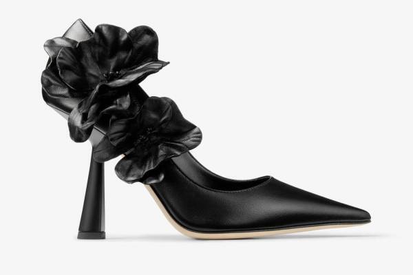 ジミー チュウの23年冬新作シューズ、“蘭の花”が咲くパンプス＆“水のしずく”着想のヒールサンダル