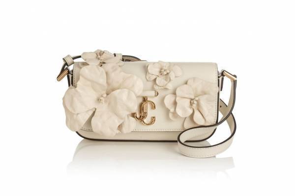 ジミー チュウの23年冬新作バッグ、“蘭の花”が咲くショルダー＆バケットバッグなど