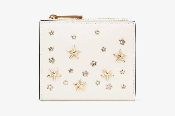 ジミー チュウの23年冬新作ウォレット・ジュエリー、星が輝く財布＆JCロゴのネックレス