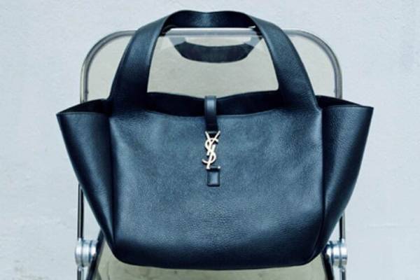サンローラン新作トートバッグ「ベア」ゴールドに輝くYSLモノグラム×なめらかなブラックレザー