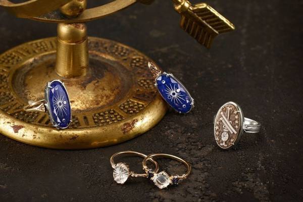 アガット23年冬“天文学”ジュエリー、天体観測モチーフのネックレス＆オーロラのように輝くリング