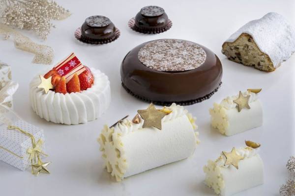 ヒルトン福岡シーホークの23年クリスマス、雪華模様を描いたガトーショコラや王道いちごのショートケーキ