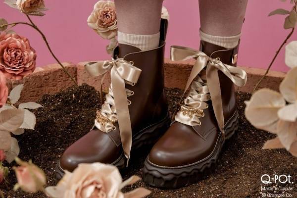 Q-pot.「メルティングチョコレート」サテンリボンのレースアップブーツ、“とろけるチョコ”の厚底