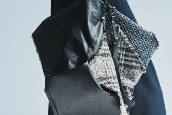 ディスコード ヨウジヤマモト新作バッグ、デザイン異なる4種のツイード生地を不規則に配して