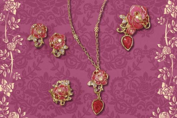 アナ スイ“赤いバラ”モチーフのアクセサリー、アシンメトリーデザインのピアス＆花々が咲くネックレス