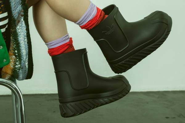 アディダス オリジナルスのウィメンズ新作「スーパースター」着想の“シェルトゥ”ラバーブーツ