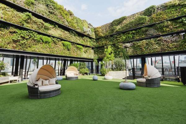 “銀座を一望する”カフェ＆バー「ザ ミント ギンザ」誕生、海外リゾート気分楽しむカクテルなど