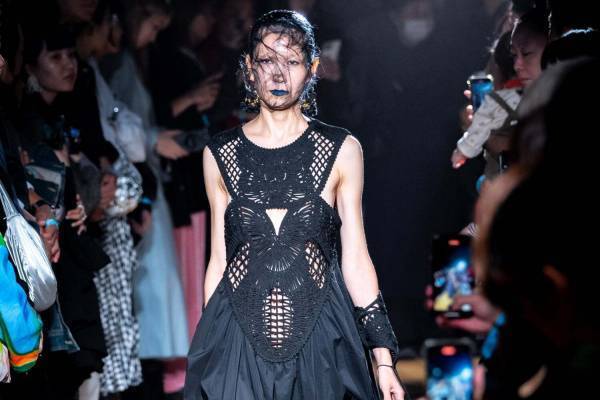 フミエ タナカ 2024年春夏コレクション - 暗闇に差す水色の光