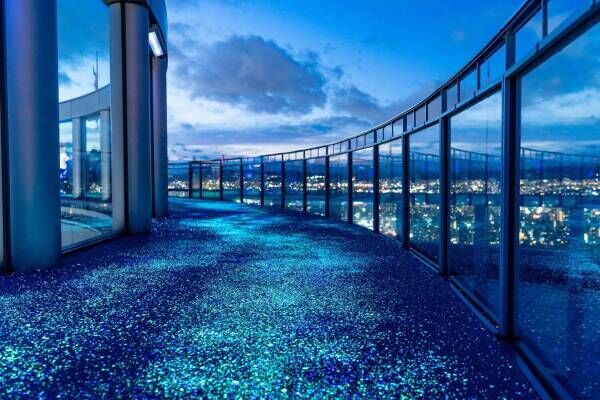 梅田スカイビルの星空遊歩道「ルミ・スカイ・ウォーク」リニューアル、地上170ｍの庭園展望台で星空散歩