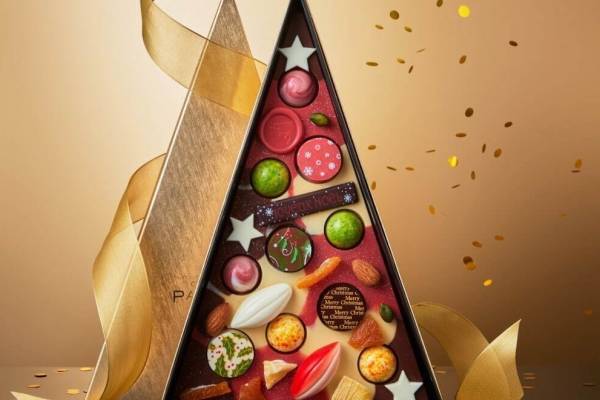 ショコラティエ パレ ド オール23年クリスマス、ベリーなどボンボンショコラの“ツリー型ショコラ”