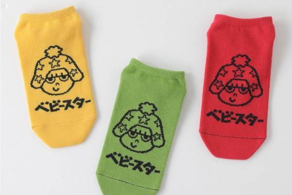 タビオ×おやつカンパニー、人気菓子“ベビースター＆ブタメン”のコラボソックス
