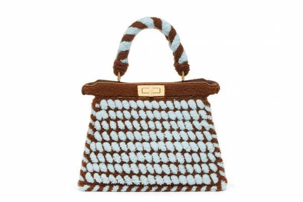 フェンディのアイコンバッグ「ピーカブー」“ふんわり”シアリングの新作、くすみトーンのバイカラーなど