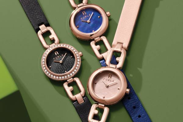 フルラ 新作ウォッチ「フルラ アルコ チェーン」“アーチロゴ”パーツ×マザーオブパールの文字盤で