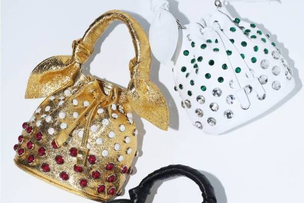 TOGAの2024年春夏、ストーンを配したリボンバッグ＆“ショッピングバッグ風”ロゴトート新色