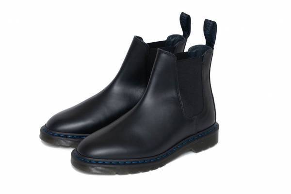 ドクターマーチン×ナナミカ、“ネイビーステッチ”のチェルシーブーツ＆スリッポンシューズ