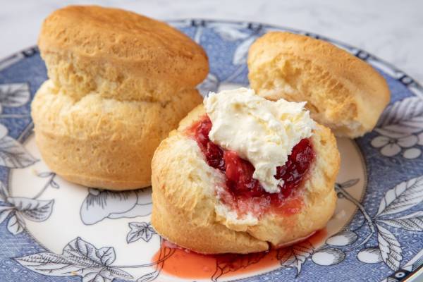 「英国展」小田急百貨店新宿店で - スコーンなど焼き菓子＆紅茶缶、戴冠式記念ベアも