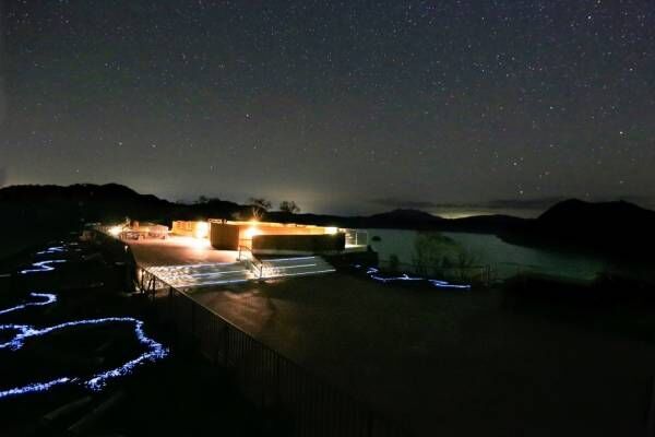 星空と繋がる絶景スポット「摩周湖カムイテラス ～青のプラネタリウム～」1万超の光に包まれて星空観賞