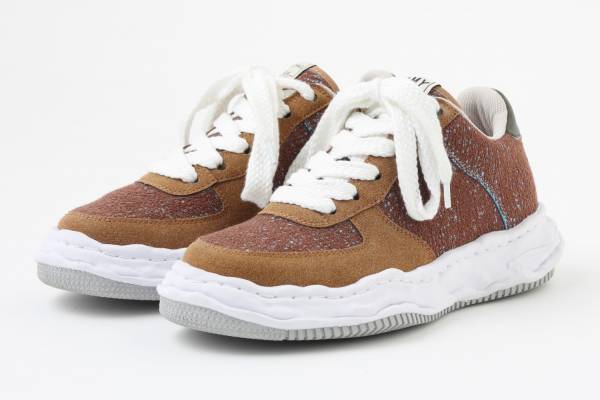 メゾン ミハラヤスヒロ×ミシェル“ランダム刺繍”のスニーカー、“唇”ブローチ付きシューズも