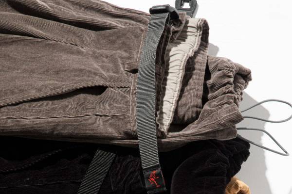 ノンネイティブ×グラミチのイージーパンツ、ストレッチ性のあるコーデュロイ素材で