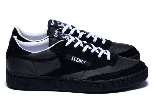 リーボックと1LDKのスニーカー「クラブ シー 85 ヴィンテージ」レザー×ヌバックの切替アッパーで