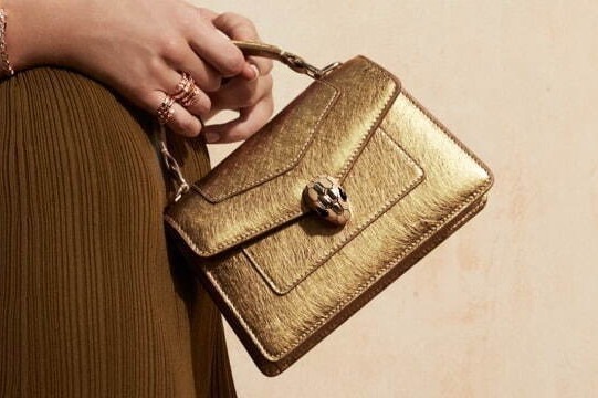 ブルガリ「セルペンティ」バッグ新作、蛇モチーフ×ゴールドレザーや“黄金の陽光”イメージの刺繍入り