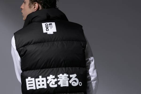 CDG×ザ・ノース・フェイス「ヌプシ」ダウンベスト、“自由を着る。”プリント×縦ロゴ