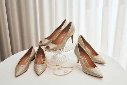 ペリーコ新作シューズ「エタニティ コレクション」“サテン生地×ビジューバックル”輝くパンプスなど