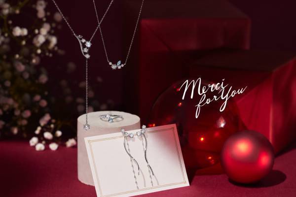 カナル 4℃23年クリスマスジュエリー、かすみ草の花束や童話“青い鳥”モチーフのピアスなど