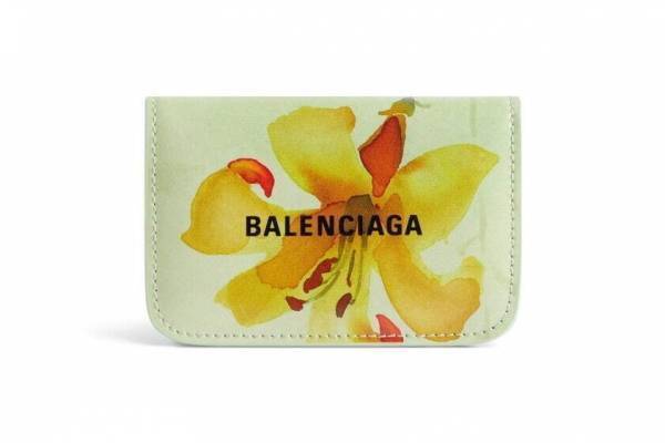 バレンシアガの新作スモールレザーグッズ、“リリー柄”ミニウォレット＆“B”メタルの長財布