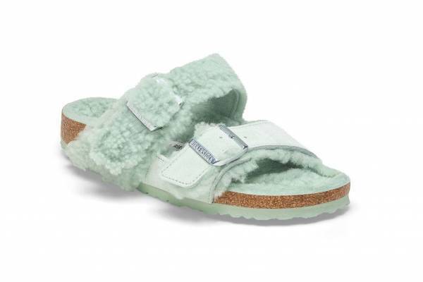 ビルケンシュトックの23年秋冬シューズ、“ふわふわ”シアリング×パステルカラーのサンダル