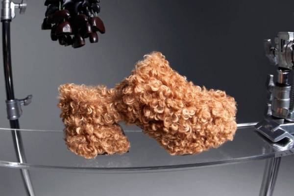 セルジオ ロッシ「シー ロッシ」23年秋冬新作シューズ、“ふわふわ”テディ素材のミュールなど