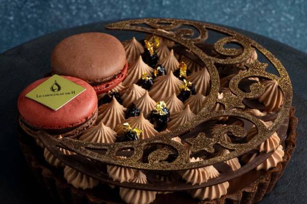 ル ショコラ ドゥ アッシュ2023年クリスマスケーキ、“ムーン型”のショコラ尽くしケーキなど