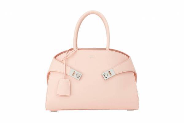 フェラガモ「ハグ」バッグ新作ミニポーチ、パステルピンク＆エメラルドグリーンの新色も