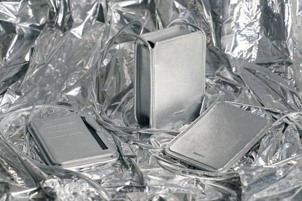 「オブジェクツアイオー」のスマホショルダーに新色、メタリックなシルバー＆ラピスブルーなど