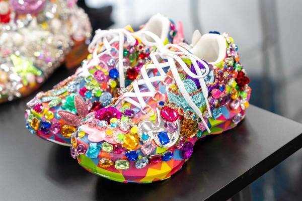 コム デ ギャルソン×サロモン、“ビジュー”を施したマルチカラーのコラボスニーカー