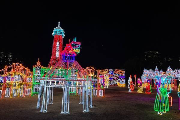 「大阪城イルミナージュ」天守閣背景のイルミネーション、通天閣や道頓堀など名所再現エリアも