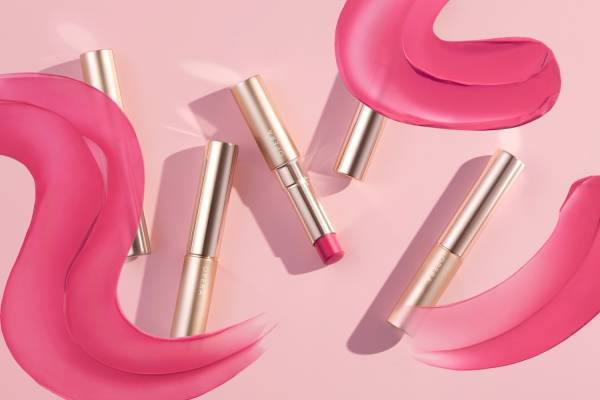 オペラ23年冬コスメ“辛口ピンク”の限定リップ、透けマットな「シアーマットリップスティック」から