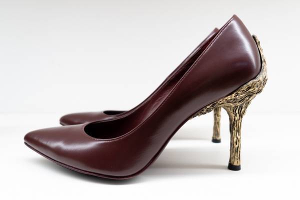 アンダーカバー24年春夏、有機的なヒールを合わせたパンプス - 仏アーティストとコラボ