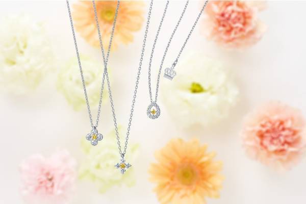 ロイヤル・アッシャー新作ジュエリー、“2色のダイヤモンド煌めく”フラワーモチーフペンダント