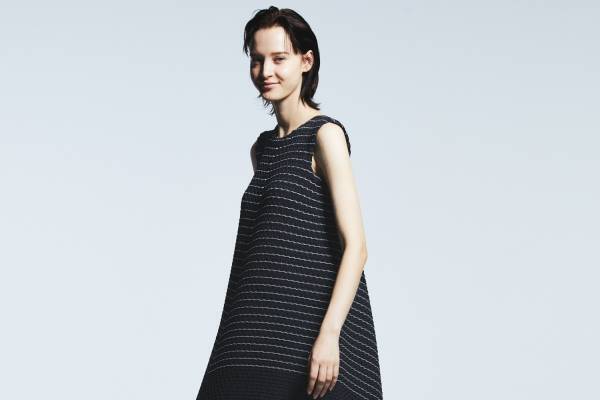 エイポック エイブル イッセイ ミヤケ“ストライプが躍動する”漆黒の服、指揮者・井上道義と協業