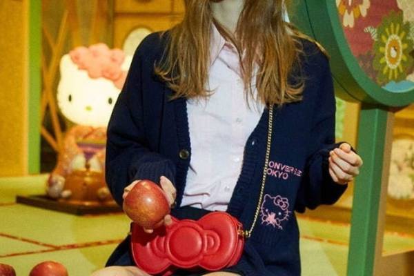 コンバース トウキョウ「ハローキティ」“リンゴ×星刺繍”のカーディガンやリボン型バッグ