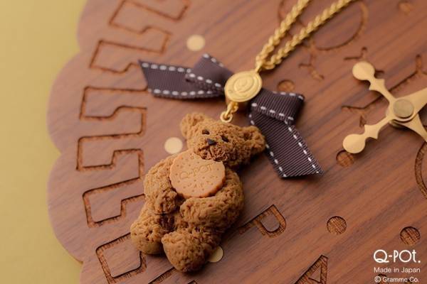 Q-pot.新作「テディベア モカクッキー」のアクセサリー、ビスケットをハグするぬいぐるみも
