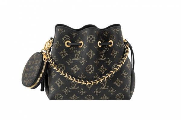 ルイ・ヴィトン“ゴールドカラー”のモノグラム・パターンを配したバッグ、星座のように輝くリベット