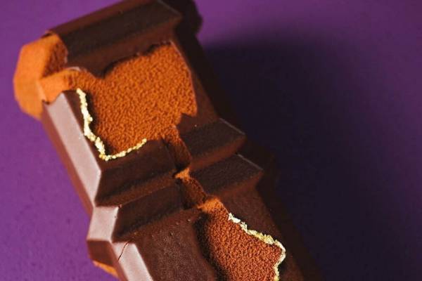 ル・ショコラ・アラン・デュカス23年クリスマス、幾何学デザインのショコラケーキ＆“黒い森”着想ケーキ