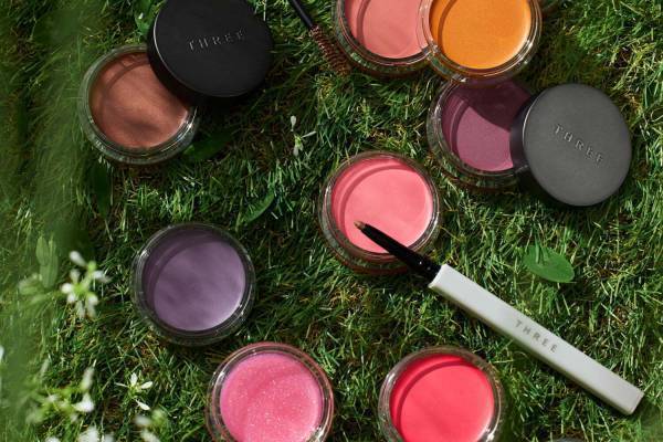 THREE24年春コスメ、“目・頬・唇を自在に彩る”軽やかカラーバーム＆ミルキーなアイメイクも
