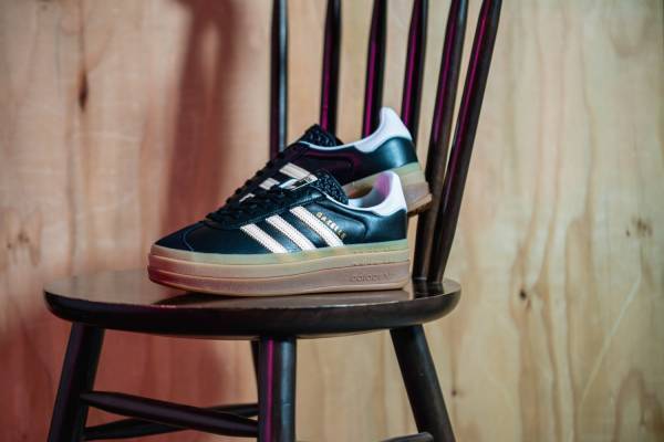 アディダス オリジナルス×アトモス ピンク新作スニーカー、3層の厚底ソール＆ブラックレザーで