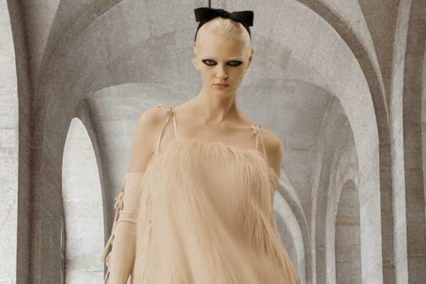 ヘンネ、ジャカード裏地のシアートップスなど23年秋冬新作 - 表参道＆大阪の限定イベントで