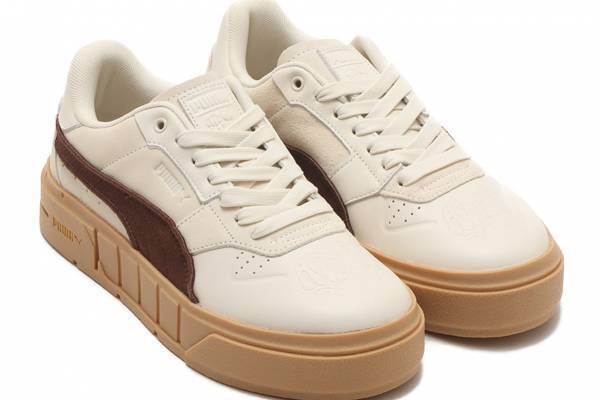 プーマ×アトモス ピンク厚底スニーカー「カリ コート」アイボリーのレザー＆スエードアッパー