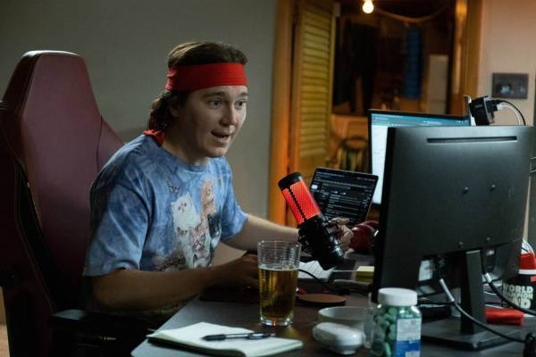 映画『ダム・マネー ウォール街を狙え！』無力な個人投資家による反乱劇“ゲームストップ株騒動”を映画化