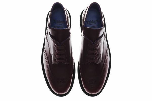 バーバリー×トリッカーズ、アウトドア用ラバーソール搭載のチェルシーブーツやダービーシューズ